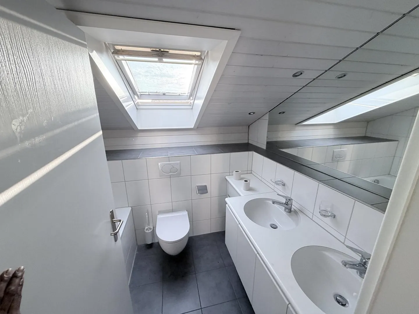 Charmante 4.5-Zimmer-Dachwohnung mit gedecktem Balkon in Koppigen - Photo 9 of 11
