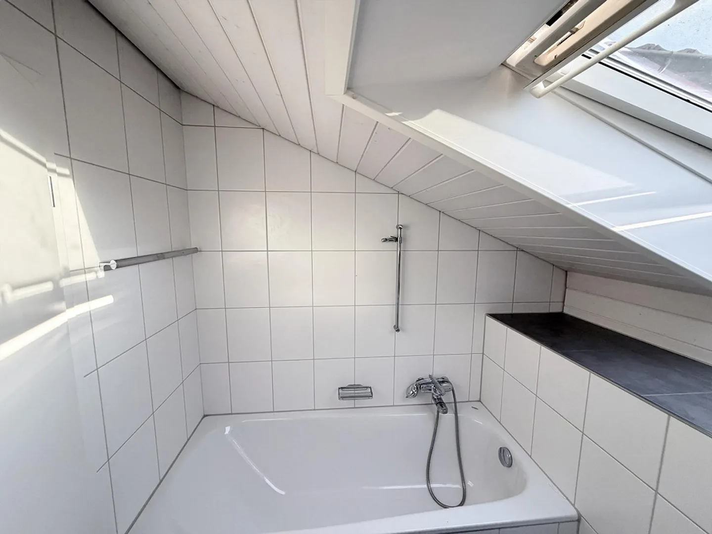 Charmante 4.5-Zimmer-Dachwohnung mit gedecktem Balkon in Koppigen - Photo 10 of 11