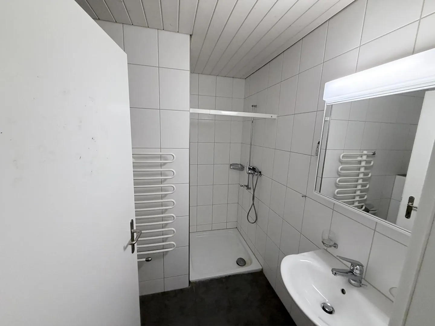 Charmante 4.5-Zimmer-Dachwohnung mit gedecktem Balkon in Koppigen - Photo 11 of 11