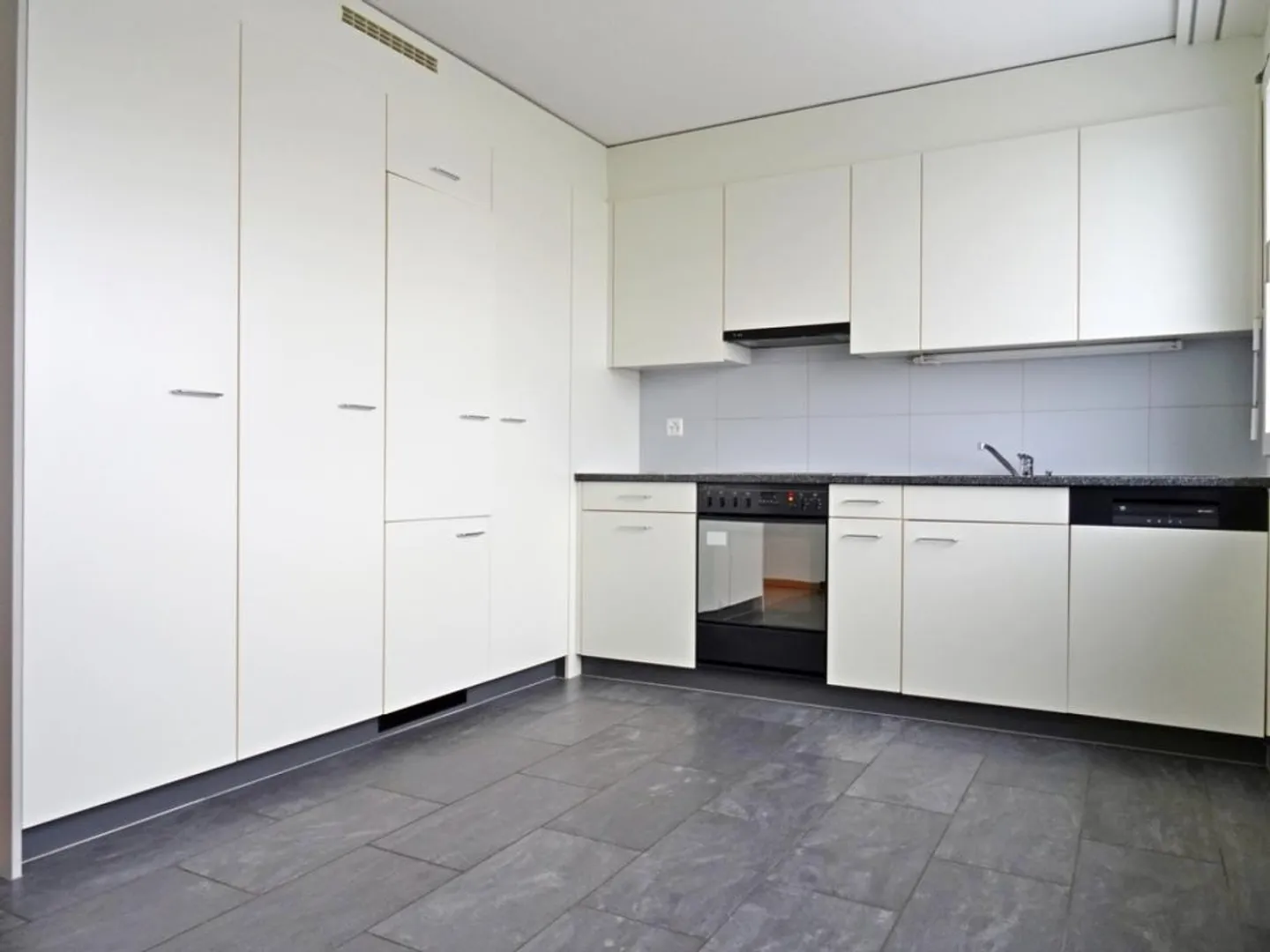 Quiet Ground Floor Apartment in Central Location - Photo 2 of 5