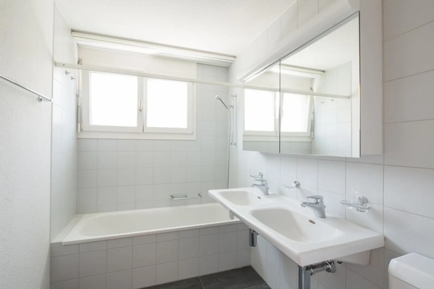 Quiet Ground Floor Apartment in Central Location - Photo 4 of 5