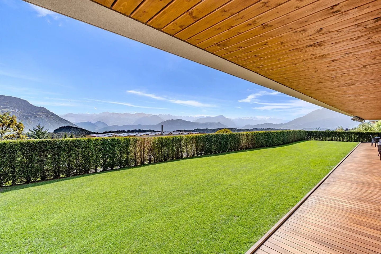 5.5-room terrace apartment with stunning garden & view - Photo 1 of 13