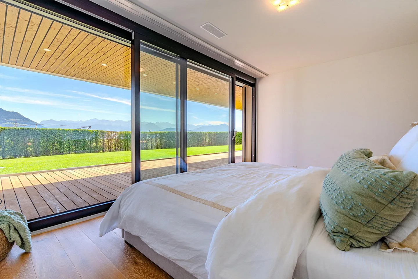 5.5-room terrace apartment with stunning garden & view - Photo 7 of 13
