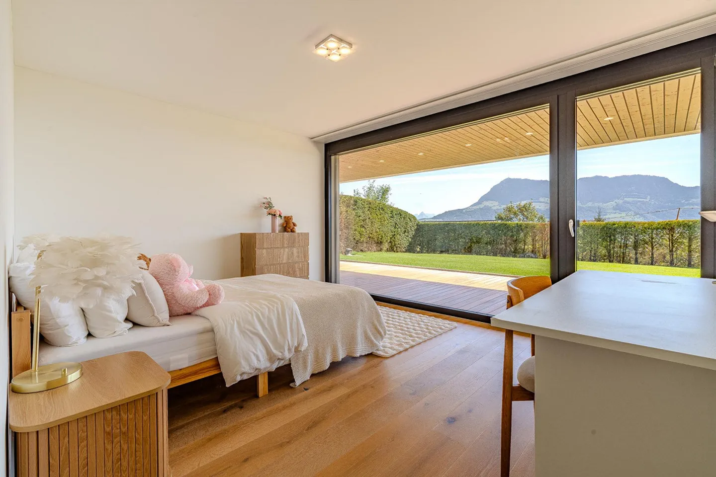 5.5-room terrace apartment with stunning garden & view - Photo 8 of 13