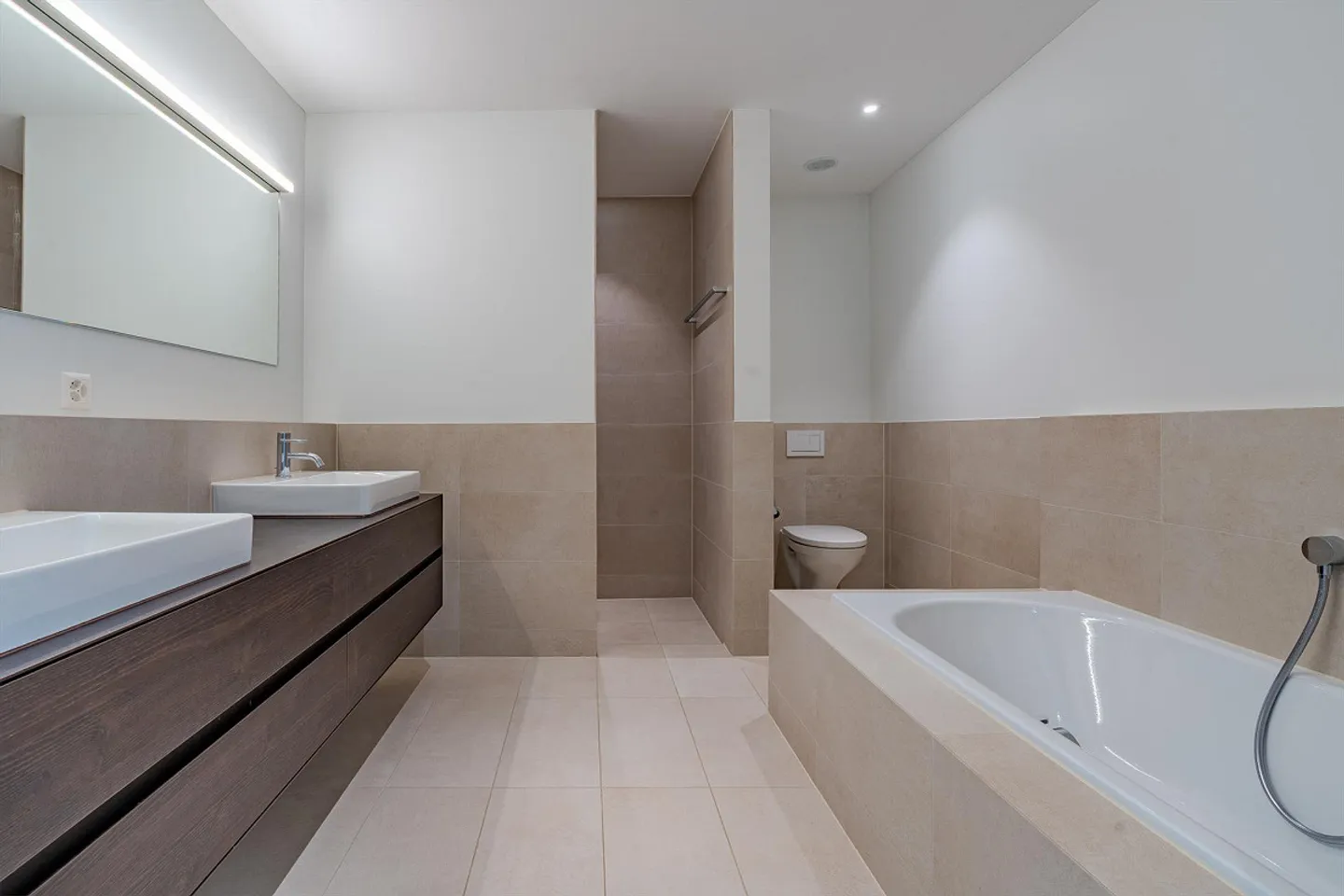 5.5-room terrace apartment with stunning garden & view - Photo 10 of 13