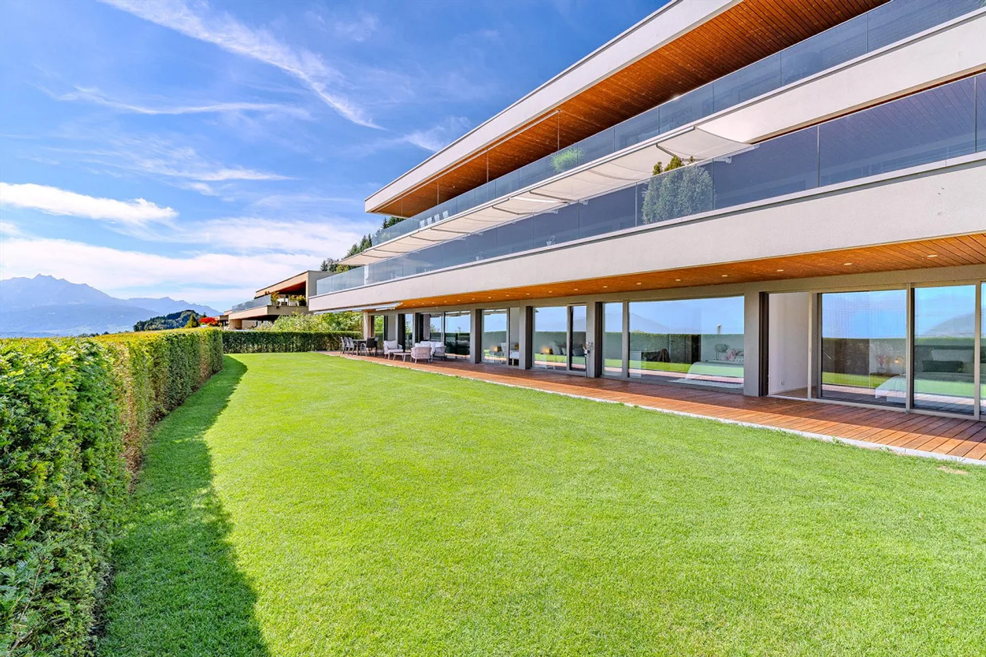 5.5-room terrace apartment with stunning garden & view - Photo 12 of 13