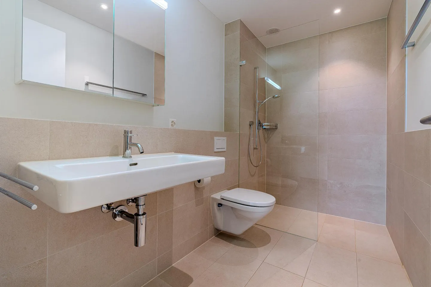 5.5-room terrace apartment with stunning garden & view - Photo 11 of 13