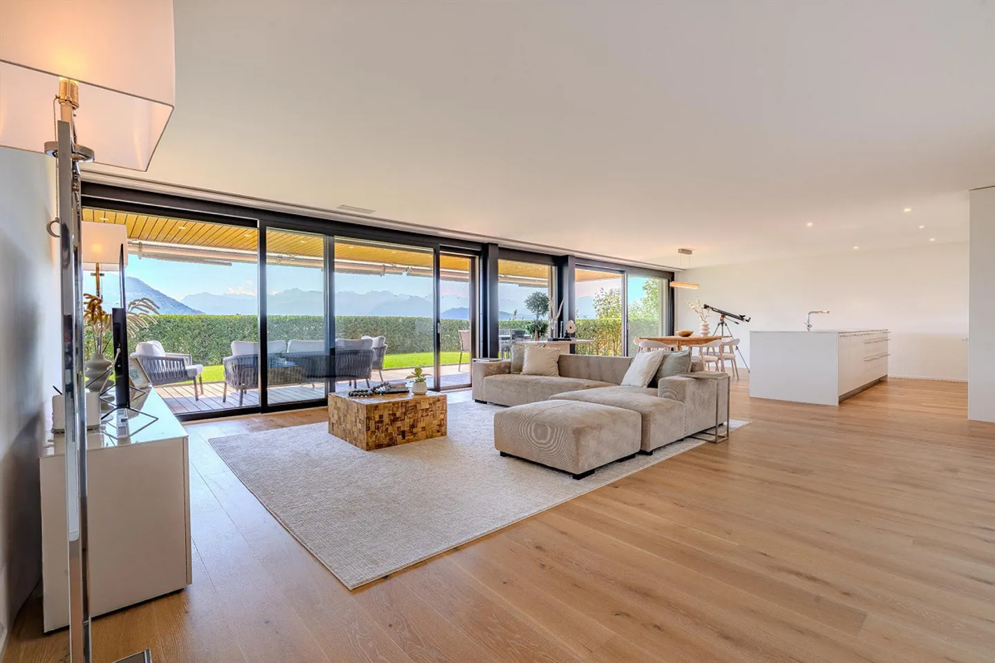 5.5-room terrace apartment with stunning garden & view - Photo 2 of 13