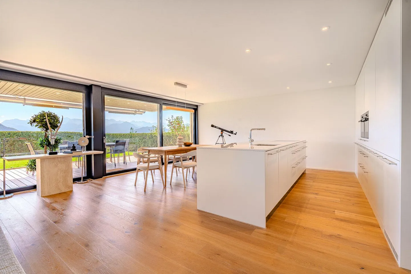 5.5-room terrace apartment with stunning garden & view - Photo 4 of 13