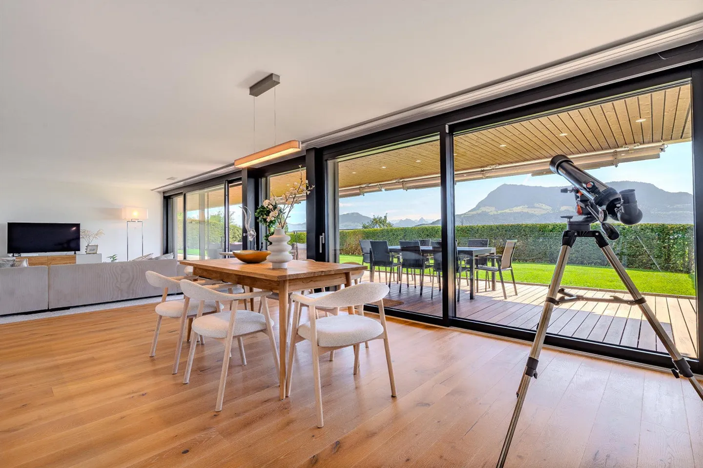 5.5-room terrace apartment with stunning garden & view - Photo 5 of 13