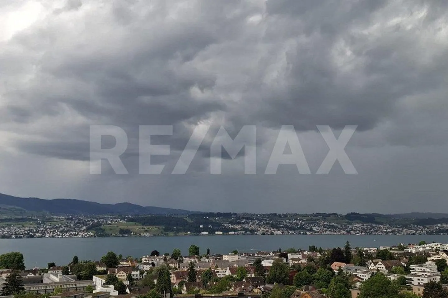 Emplacement de rêve avec vue imprenable sur le lac et les montagnes - Photo 1 sur 13
