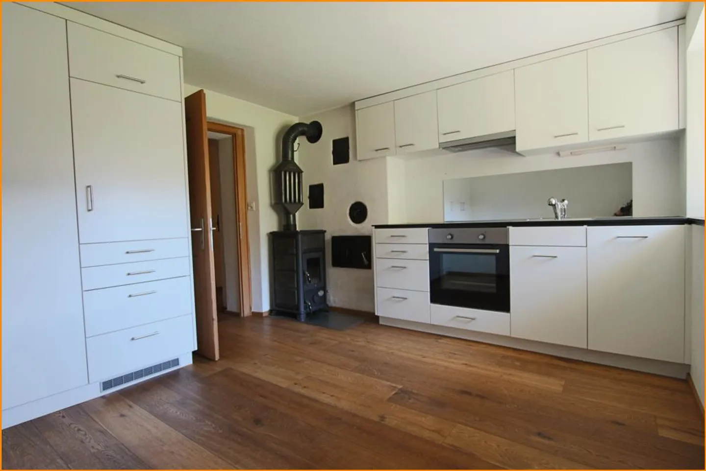 Renovated 5-room apartment in a sun-drenched location. - Photo 9 of 14
