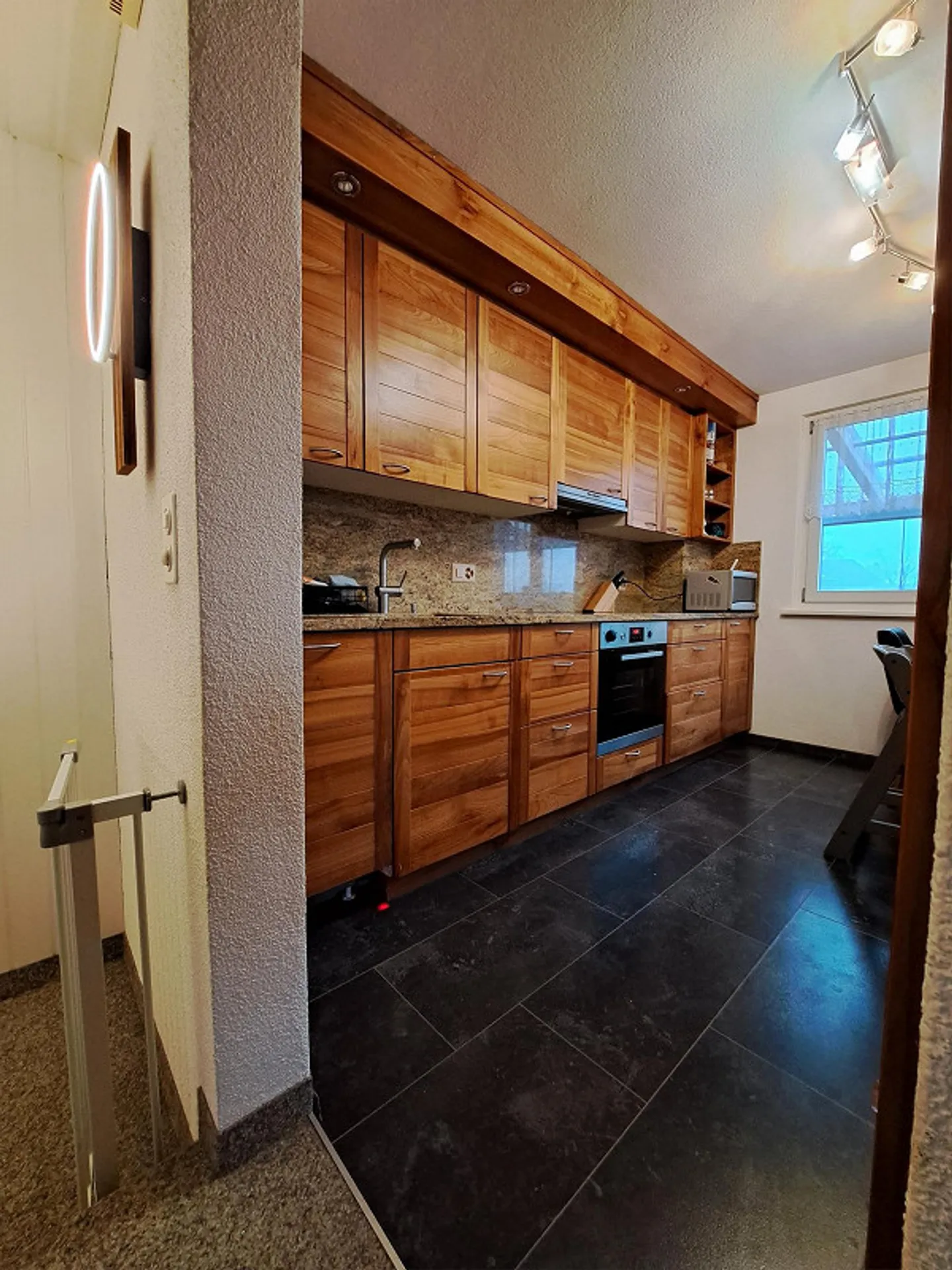 Paradiso familiare con area salotto, pergola, garage singolo e garage doppio - Foto 3 di 15