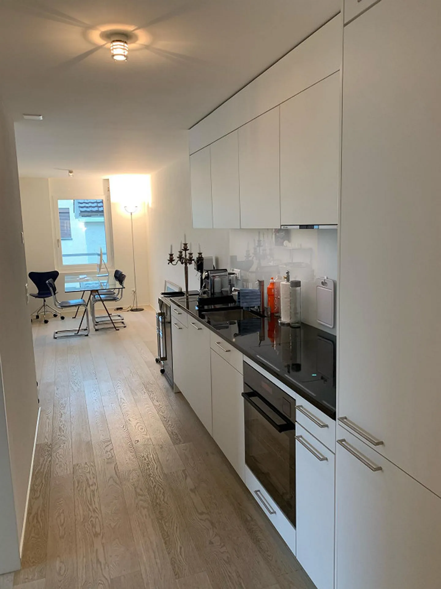 Appartement moderne et pratique de 2,5 pièces avec connexion ferroviaire à Tilia Uster - Photo 5 sur 9