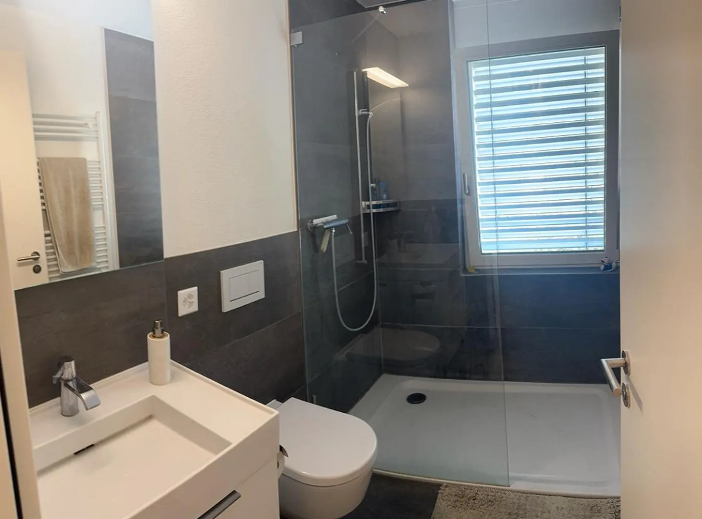 Appartement moderne et pratique de 2,5 pièces avec connexion ferroviaire à Tilia Uster - Photo 7 sur 9