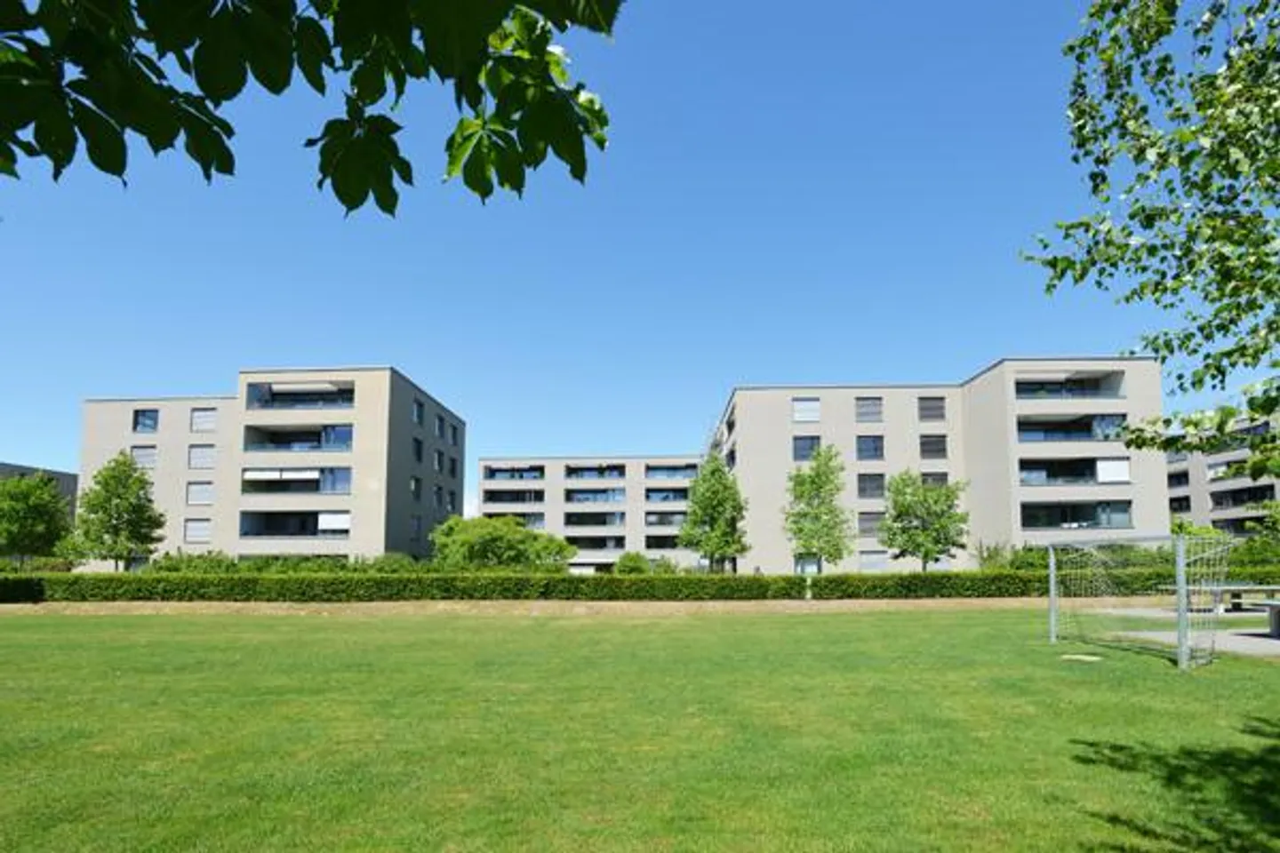 Spacious Modern Apartment - RENT WITHOUT DEPOSIT - Photo 3 of 9