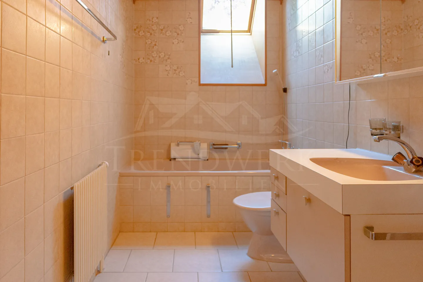 Casa bifamiliare di 4 camere con giardino soleggiato e garage a Worb - Foto 5 di 13
