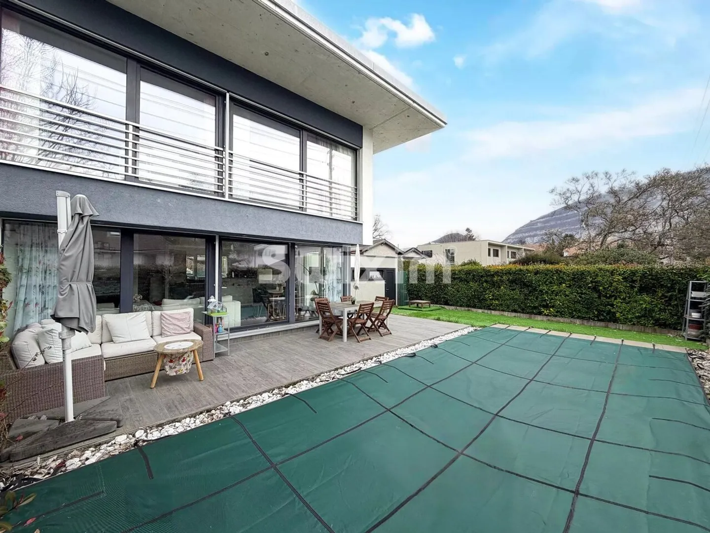 Casa contemporanea con piscina - Foto 1 di 13