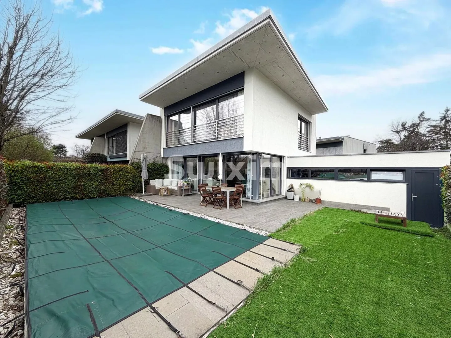 Casa contemporanea con piscina - Foto 2 di 13