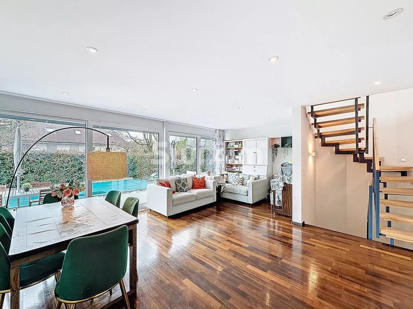 Casa contemporanea con piscina - Foto 3 di 13