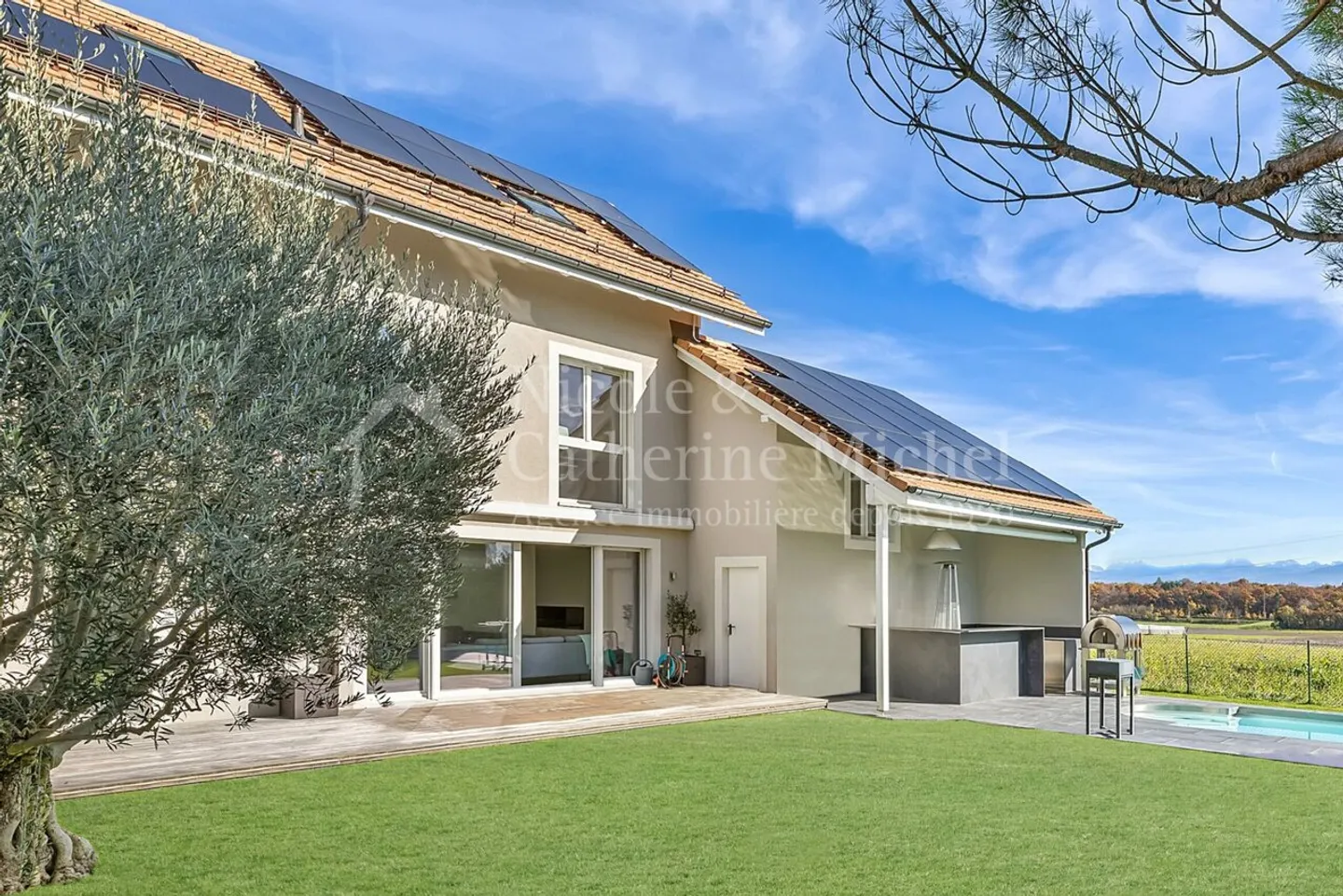 7-room House - Photo 1 of 13