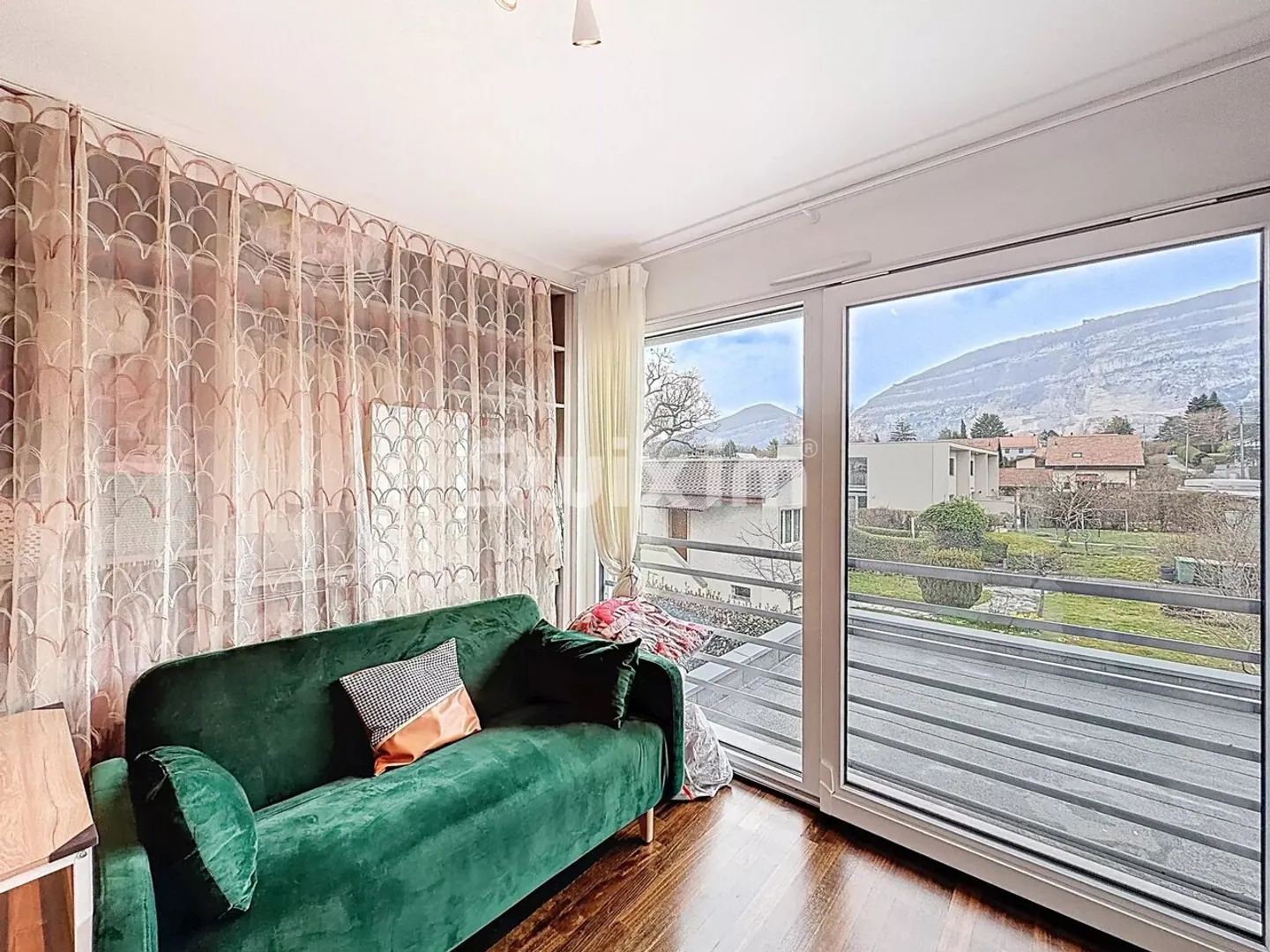 Casa contemporanea con piscina - Foto 9 di 13