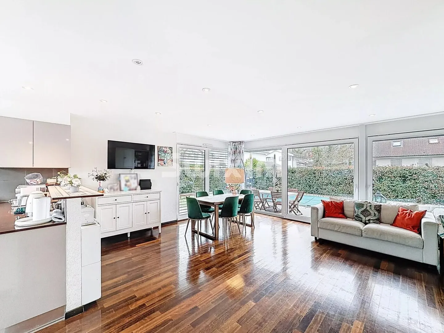 Casa contemporanea con piscina - Foto 4 di 13