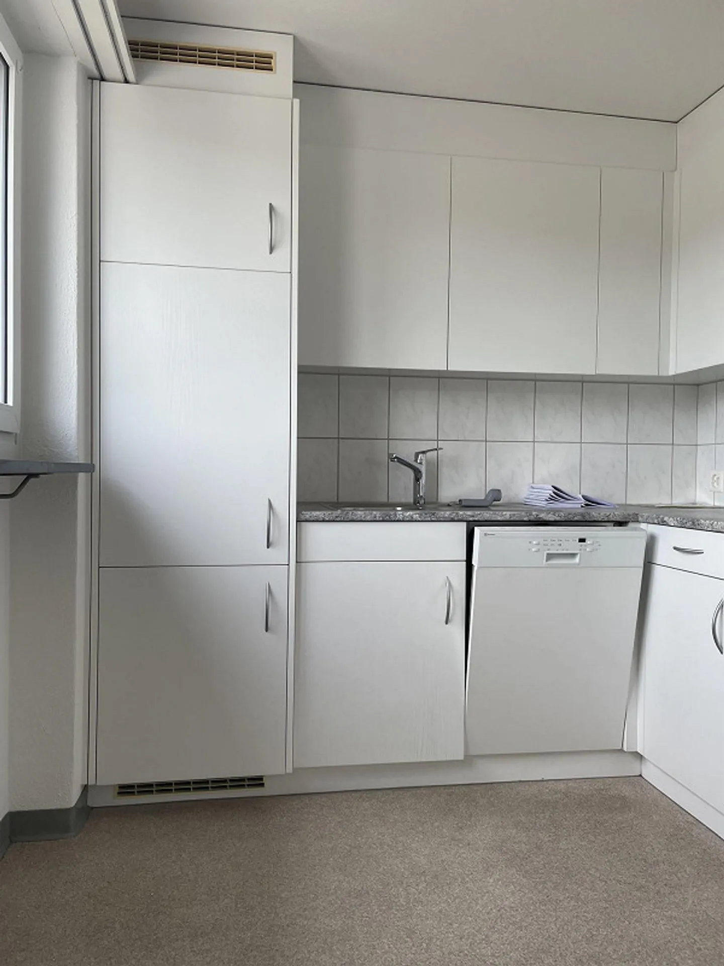 Charmante appartement sous les combles de 2,5 pièces avec ambiance de vie confortable - Photo 5 sur 8