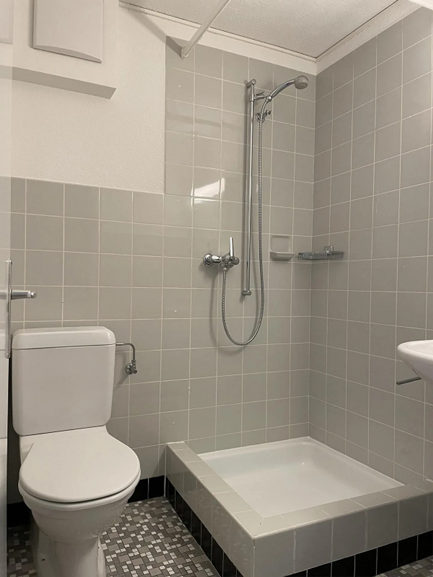 Charmante appartement sous les combles de 2,5 pièces avec ambiance de vie confortable - Photo 7 sur 8