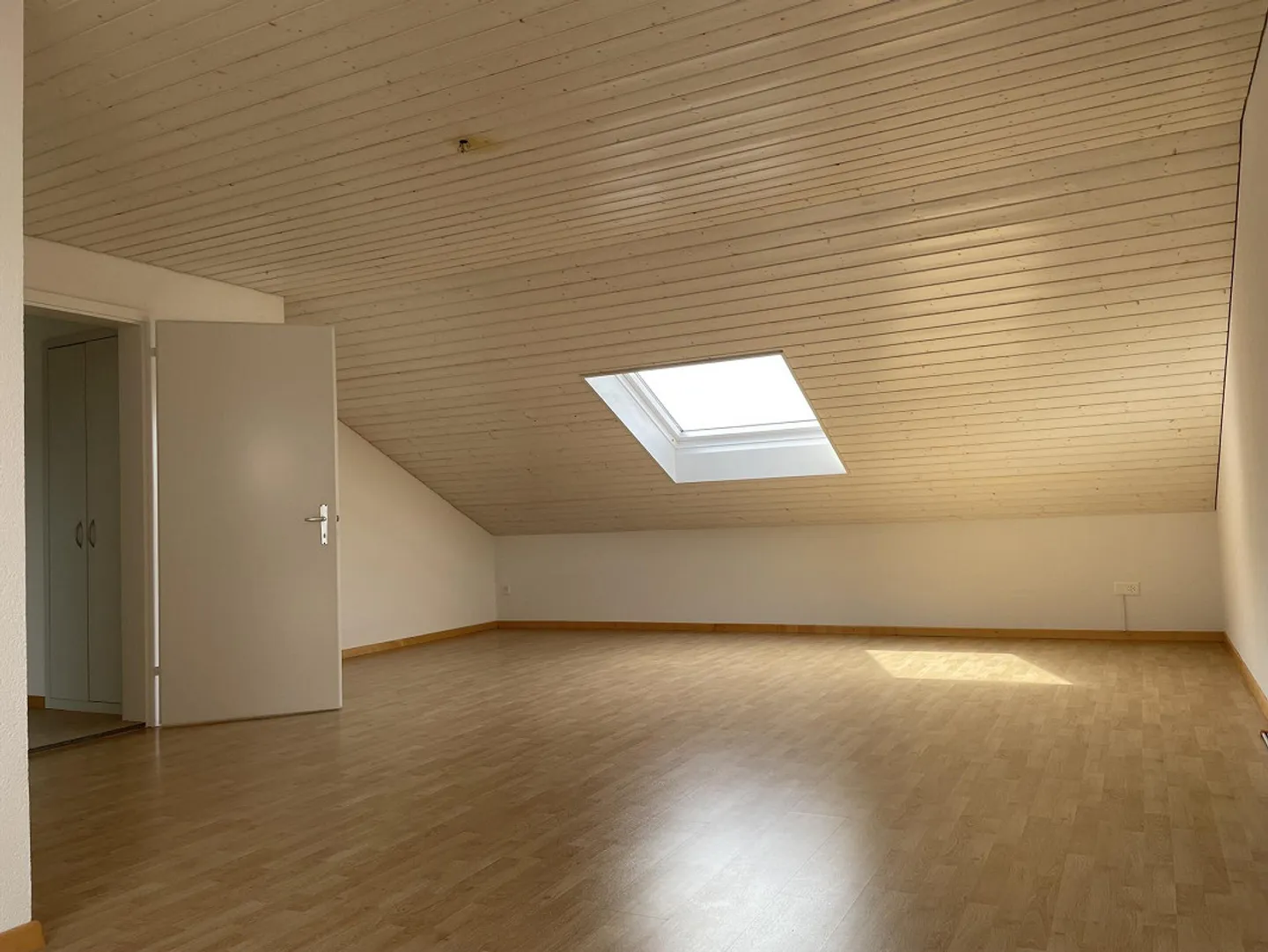 Charmante appartement sous les combles de 2,5 pièces avec ambiance de vie confortable - Photo 2 sur 8