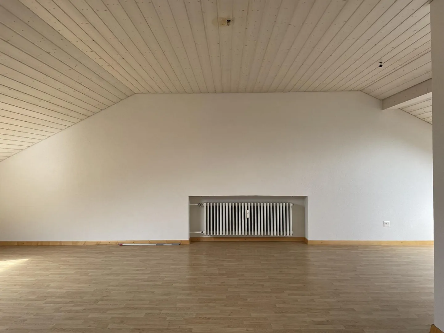 Charmante appartement sous les combles de 2,5 pièces avec ambiance de vie confortable - Photo 3 sur 8