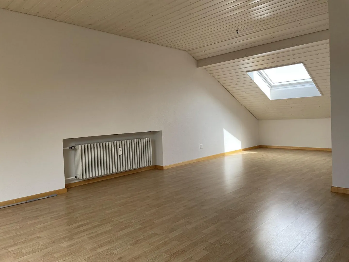 Charmante appartement sous les combles de 2,5 pièces avec ambiance de vie confortable - Photo 4 sur 8