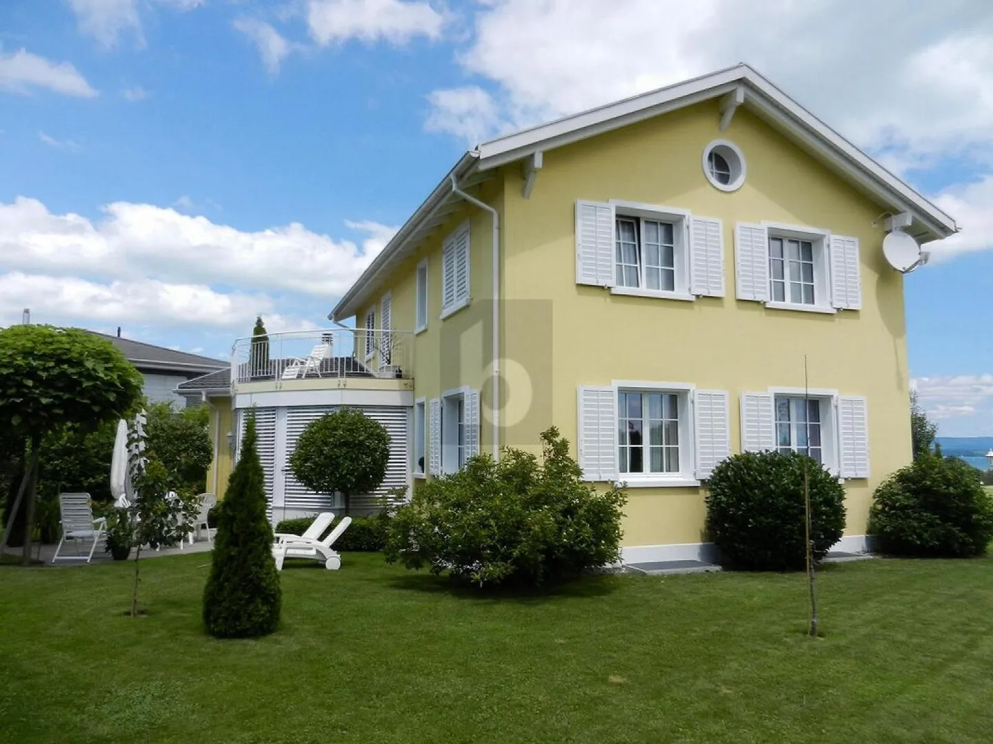 EXQUISITE LIVING DREAM WITH LUSH GARDEN - Photo 1 of 6