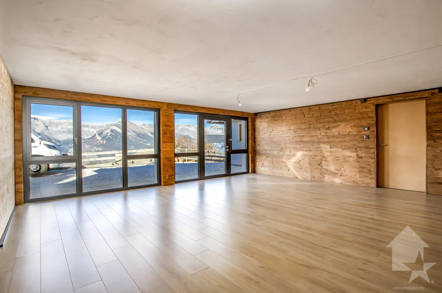 Superb renovated chalet of 7.5 rooms, stunning view, 300 m2 - Photo 9 of 13