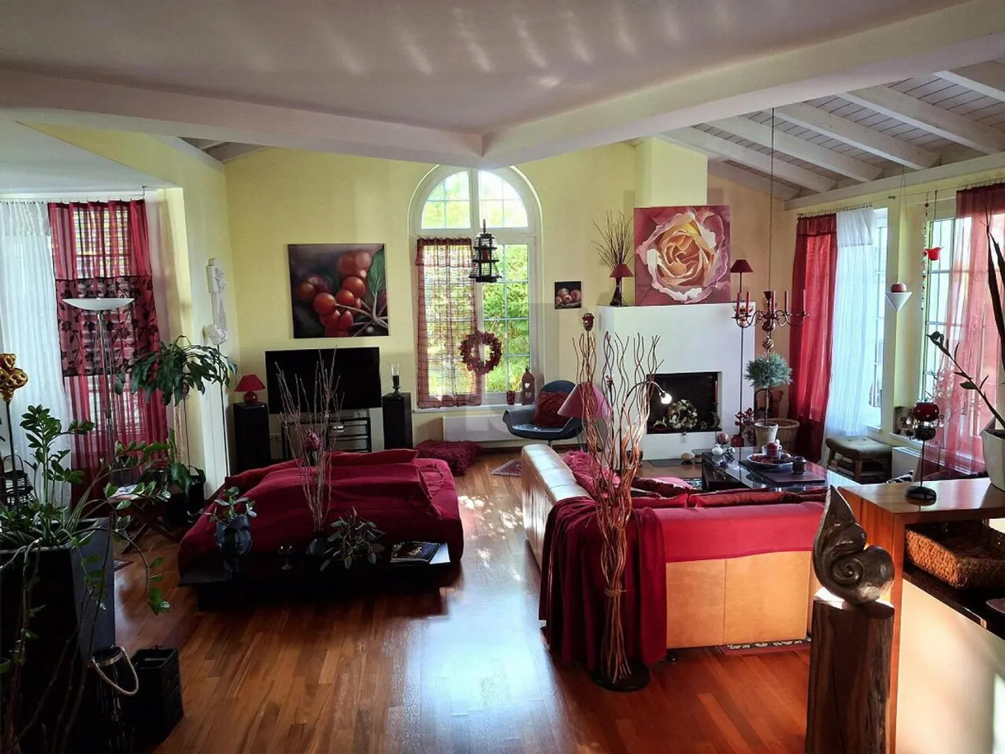 EXQUISITE LIVING DREAM WITH LUSH GARDEN - Photo 2 of 6