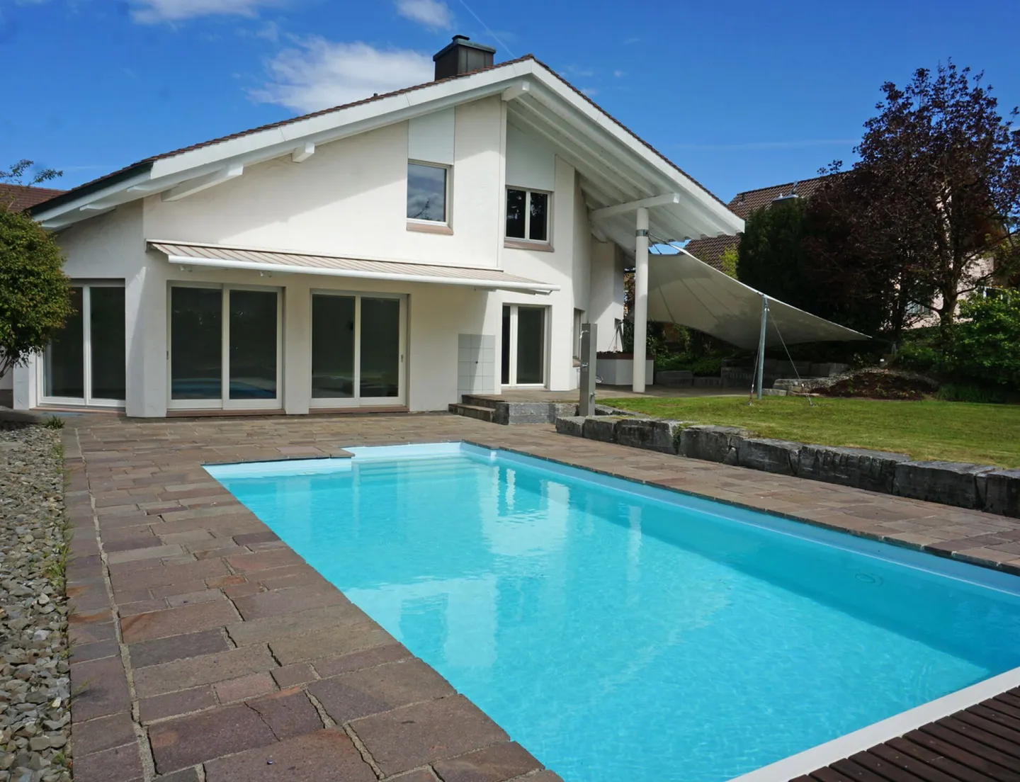 aussergewöhnliche Villa mit 5 Garagen & Pool - Foto 2 von 14
