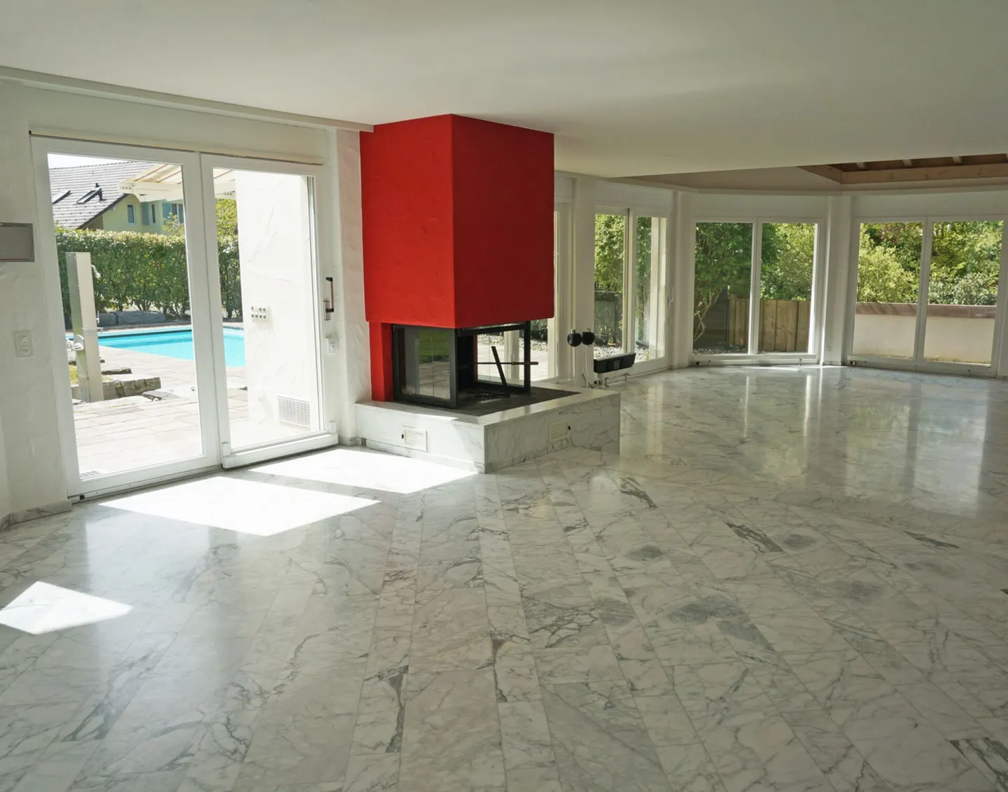 aussergewöhnliche Villa mit 5 Garagen & Pool - Foto 5 von 14
