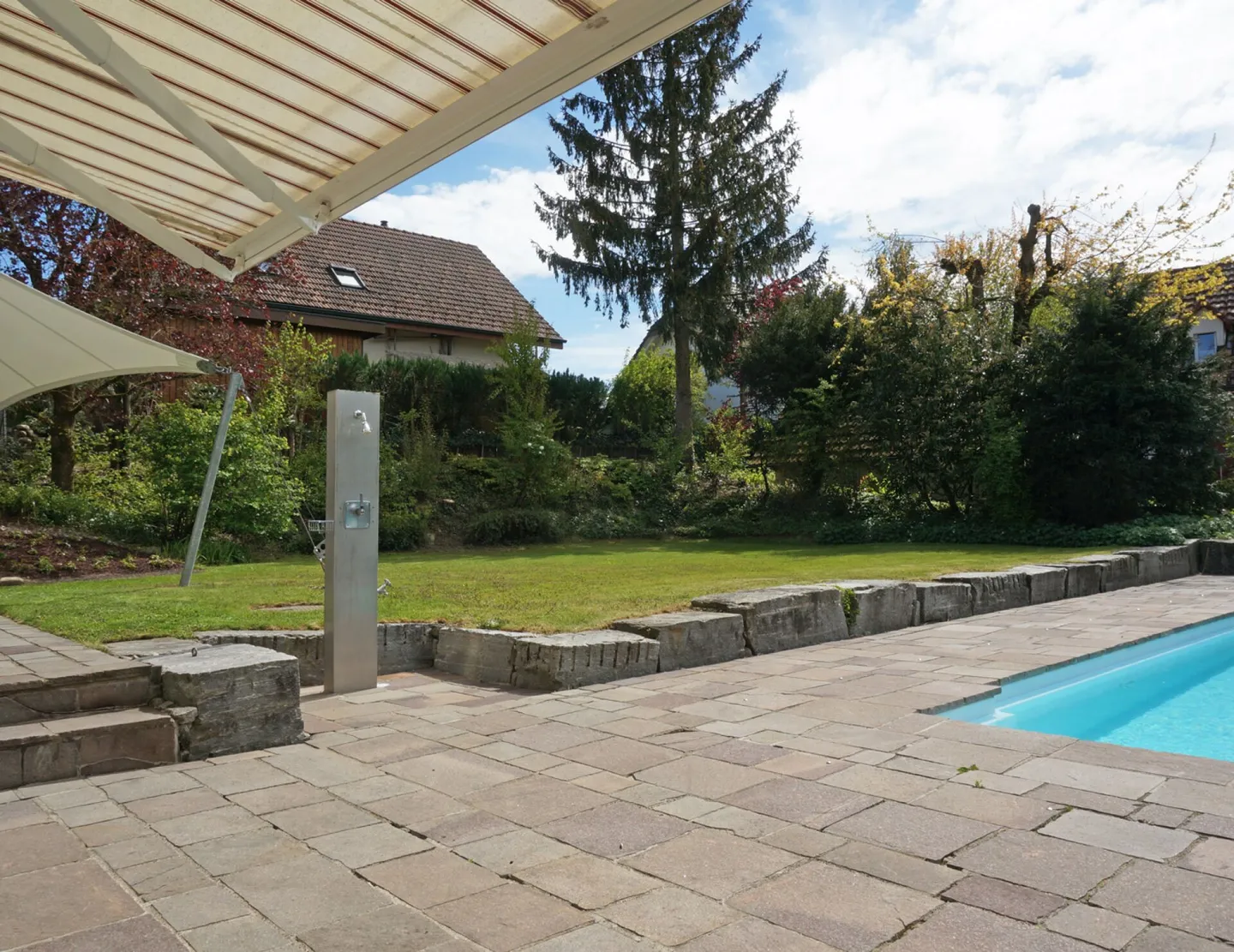 aussergewöhnliche Villa mit 5 Garagen & Pool - Foto 6 von 14