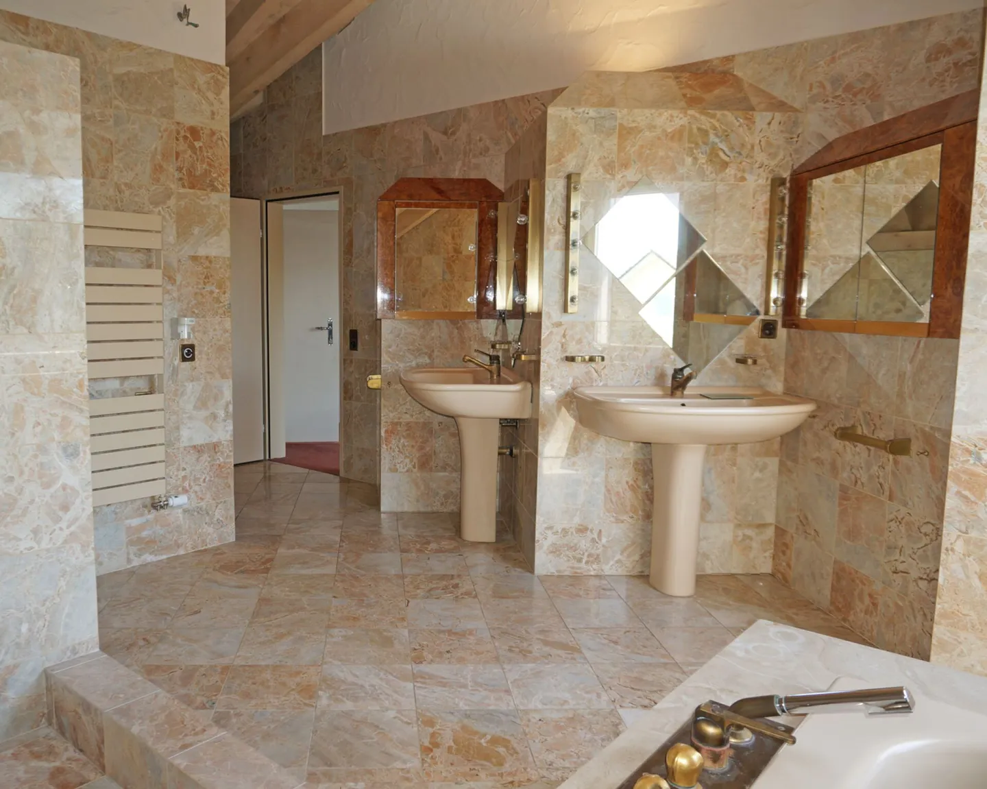 aussergewöhnliche Villa mit 5 Garagen & Pool - Foto 8 von 14