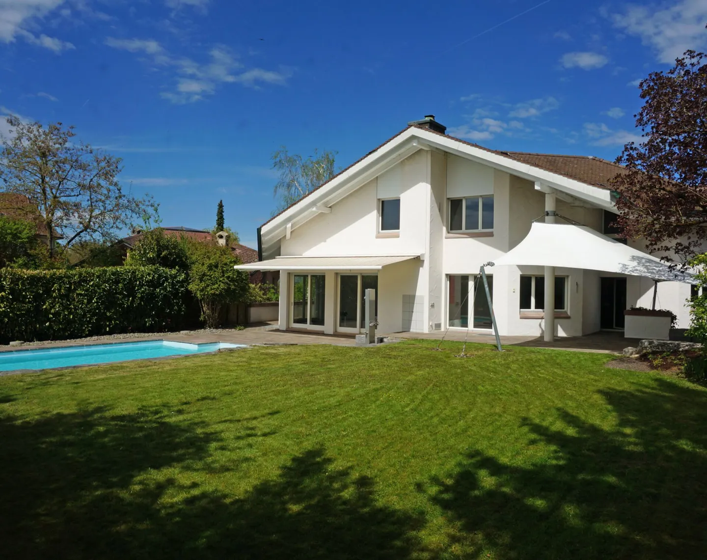 aussergewöhnliche Villa mit 5 Garagen & Pool - Foto 12 von 14