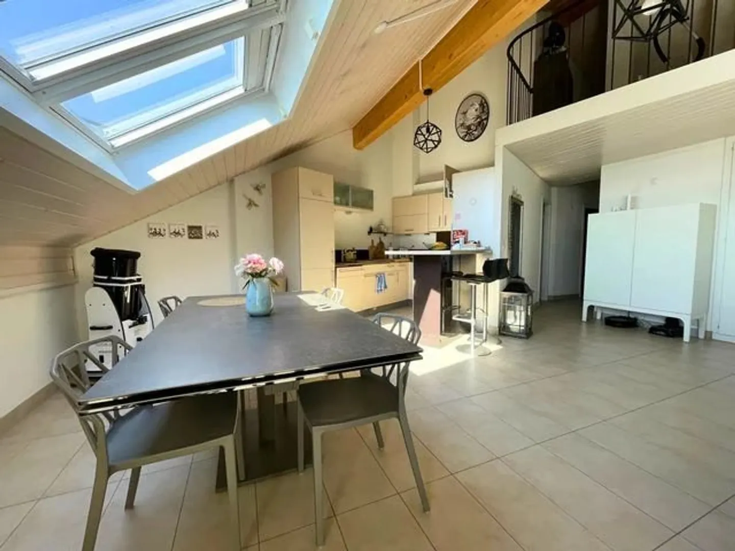 Appartement trois pièces sous le toit - Photo 2 sur 13
