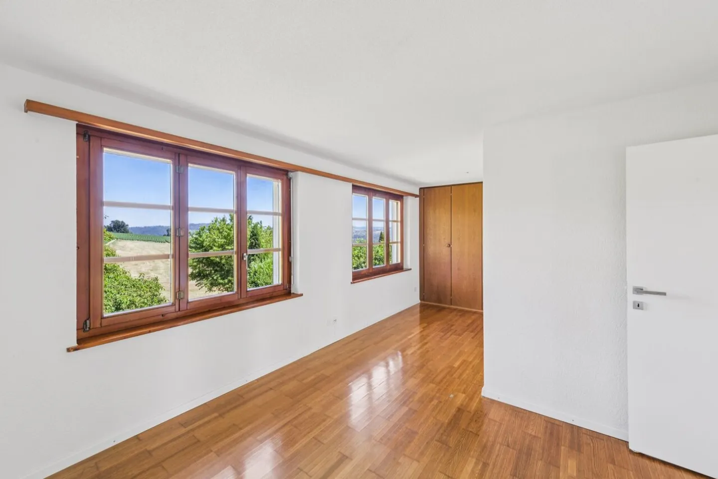 Exclusive and Elegant Living - Photo 7 of 12