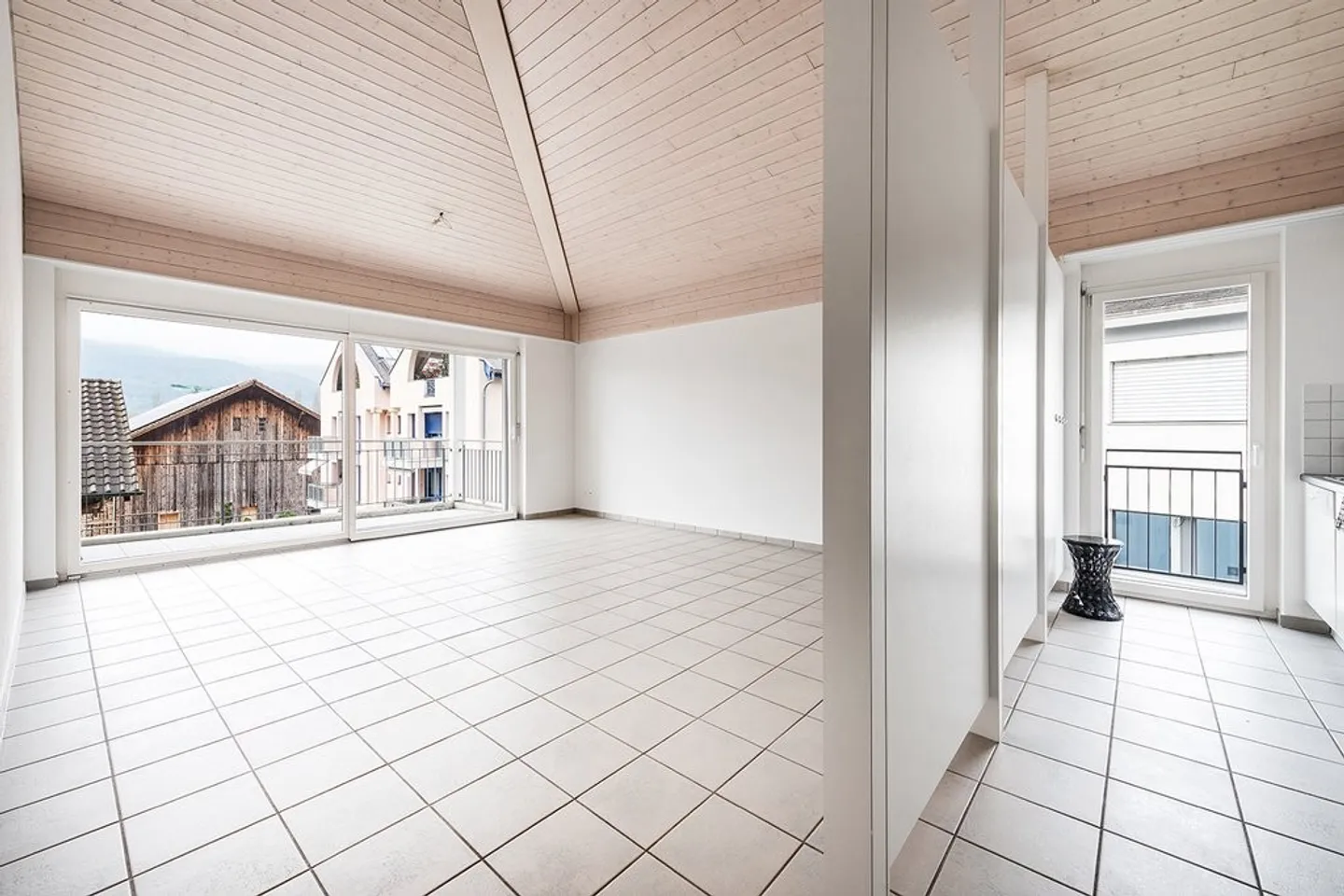 Appartement spacieux avec terrasse - Photo 5 sur 7
