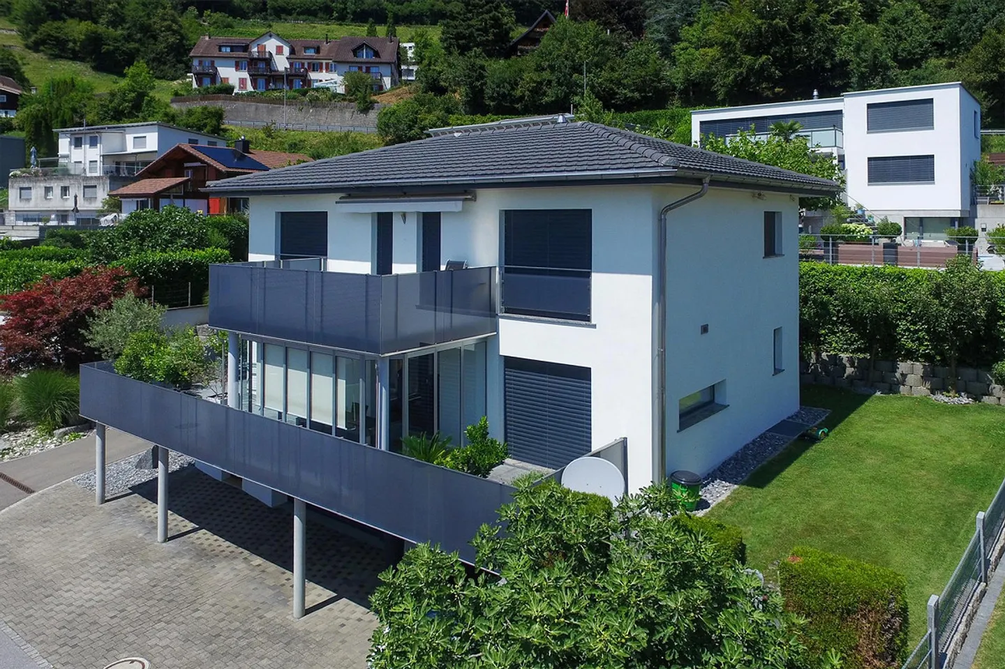 Ampia casa unifamiliare in una posizione tranquilla e soleggiata - Foto 1 di 22