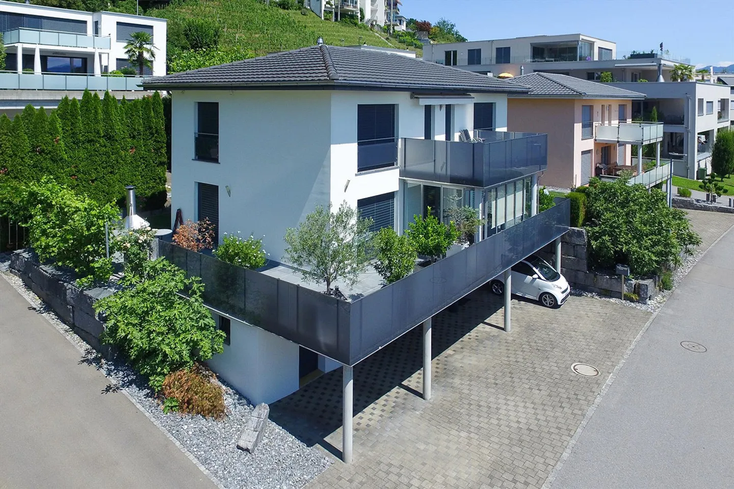 Ampia casa unifamiliare in una posizione tranquilla e soleggiata - Foto 2 di 22