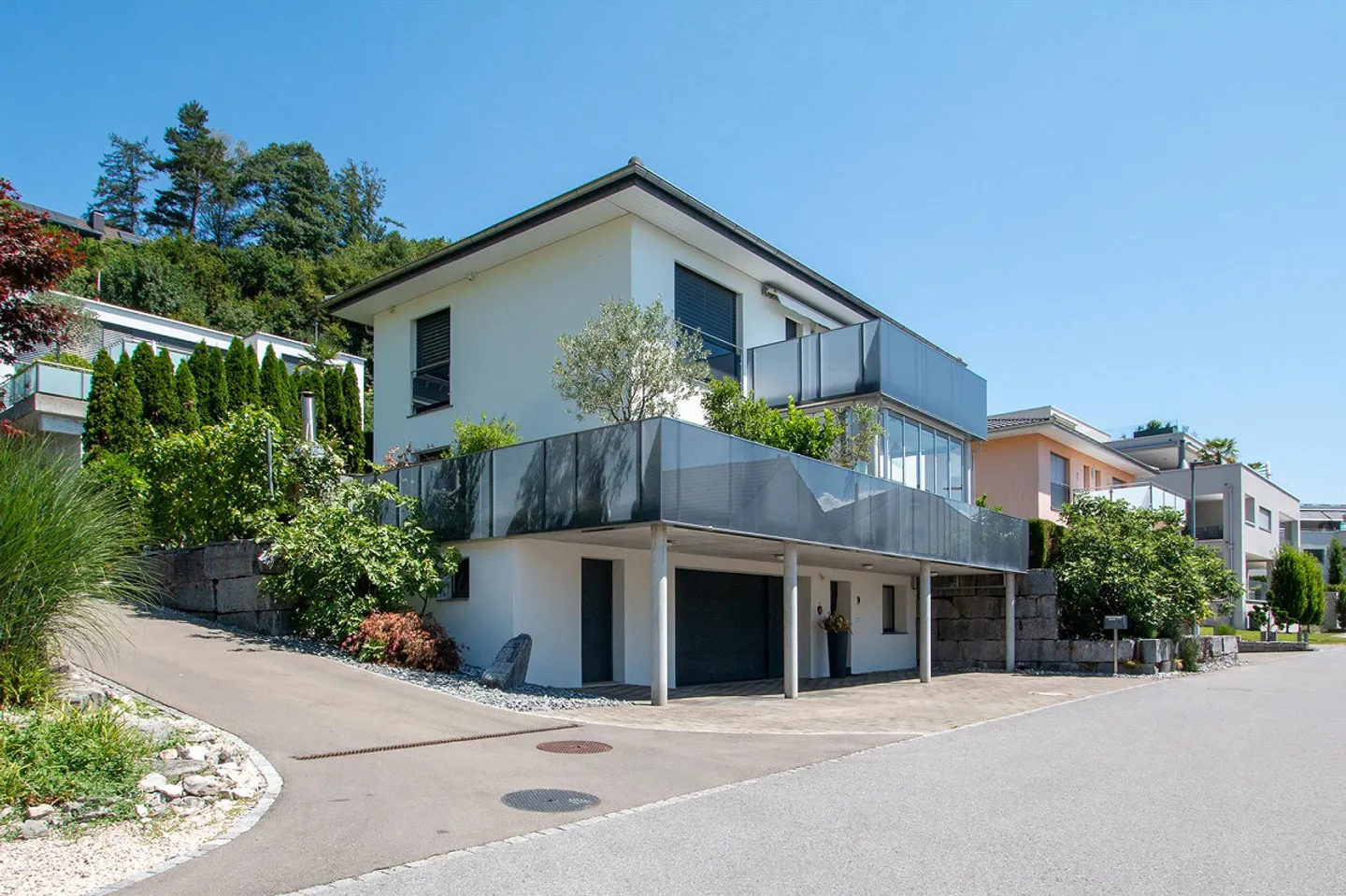 Ampia casa unifamiliare in una posizione tranquilla e soleggiata - Foto 3 di 22