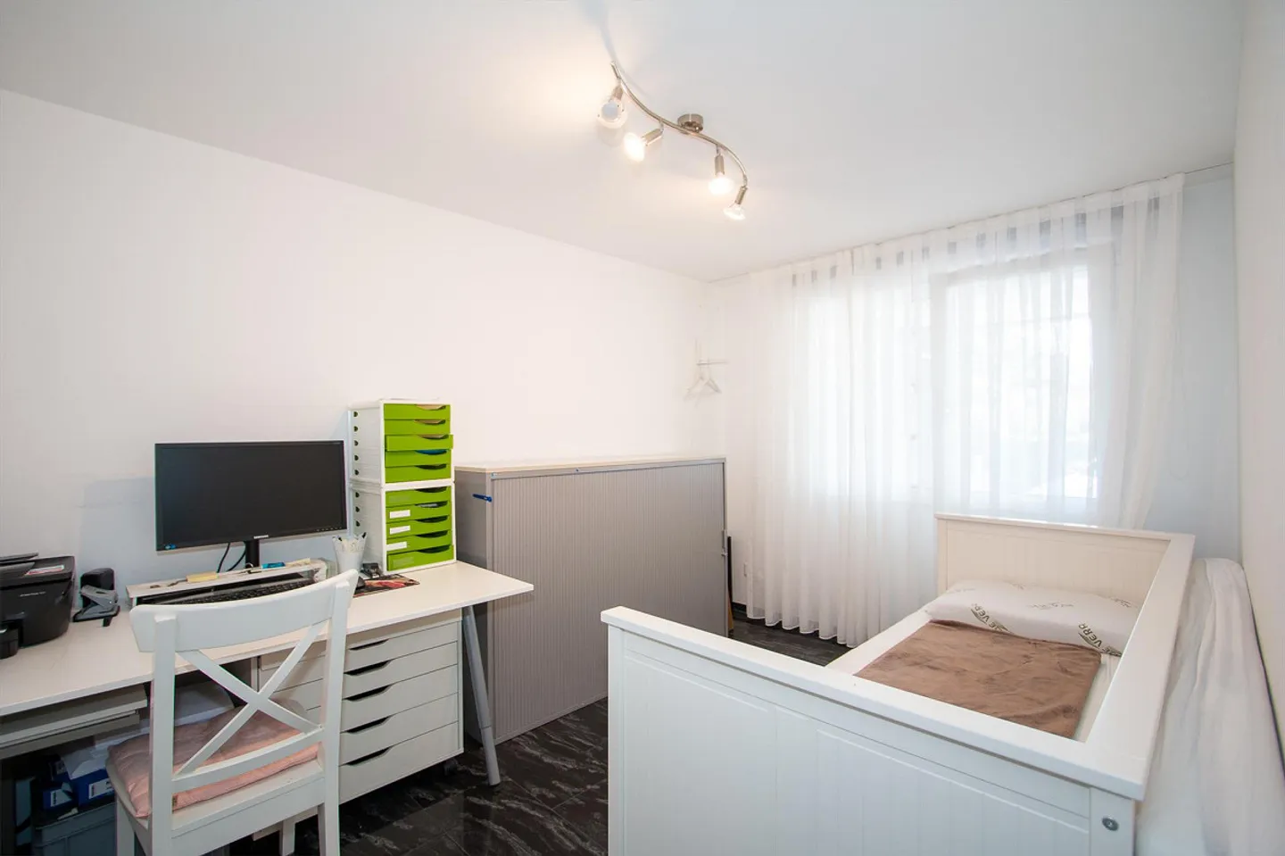 Ampia casa unifamiliare in una posizione tranquilla e soleggiata - Foto 5 di 22