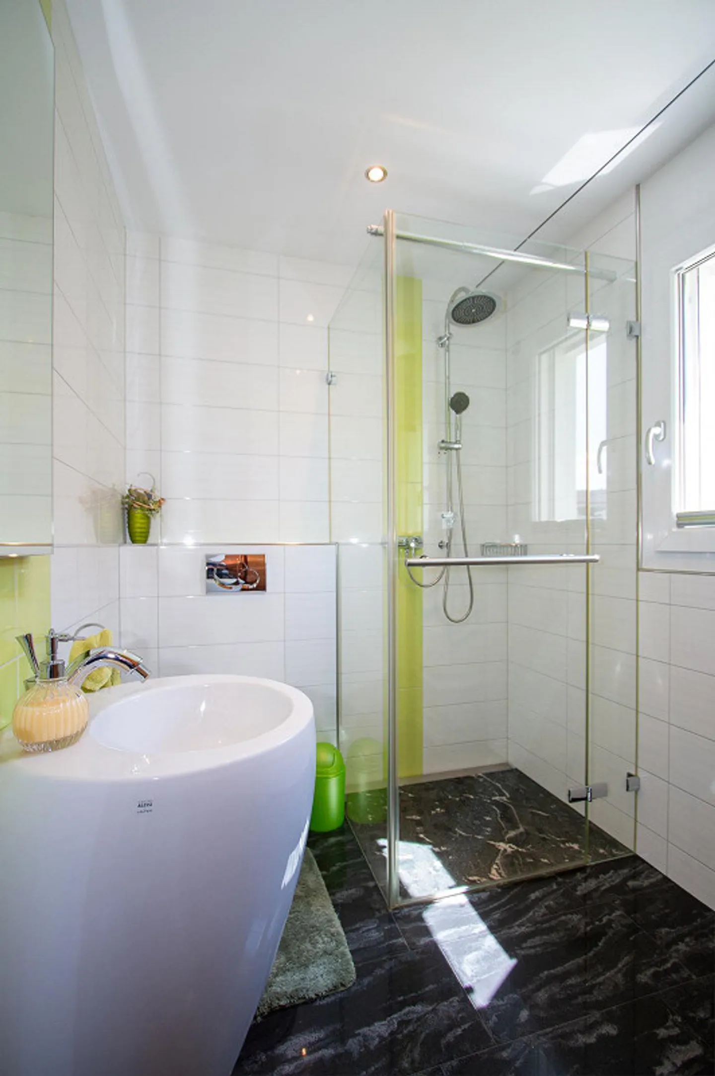 Ampia casa unifamiliare in una posizione tranquilla e soleggiata - Foto 10 di 22