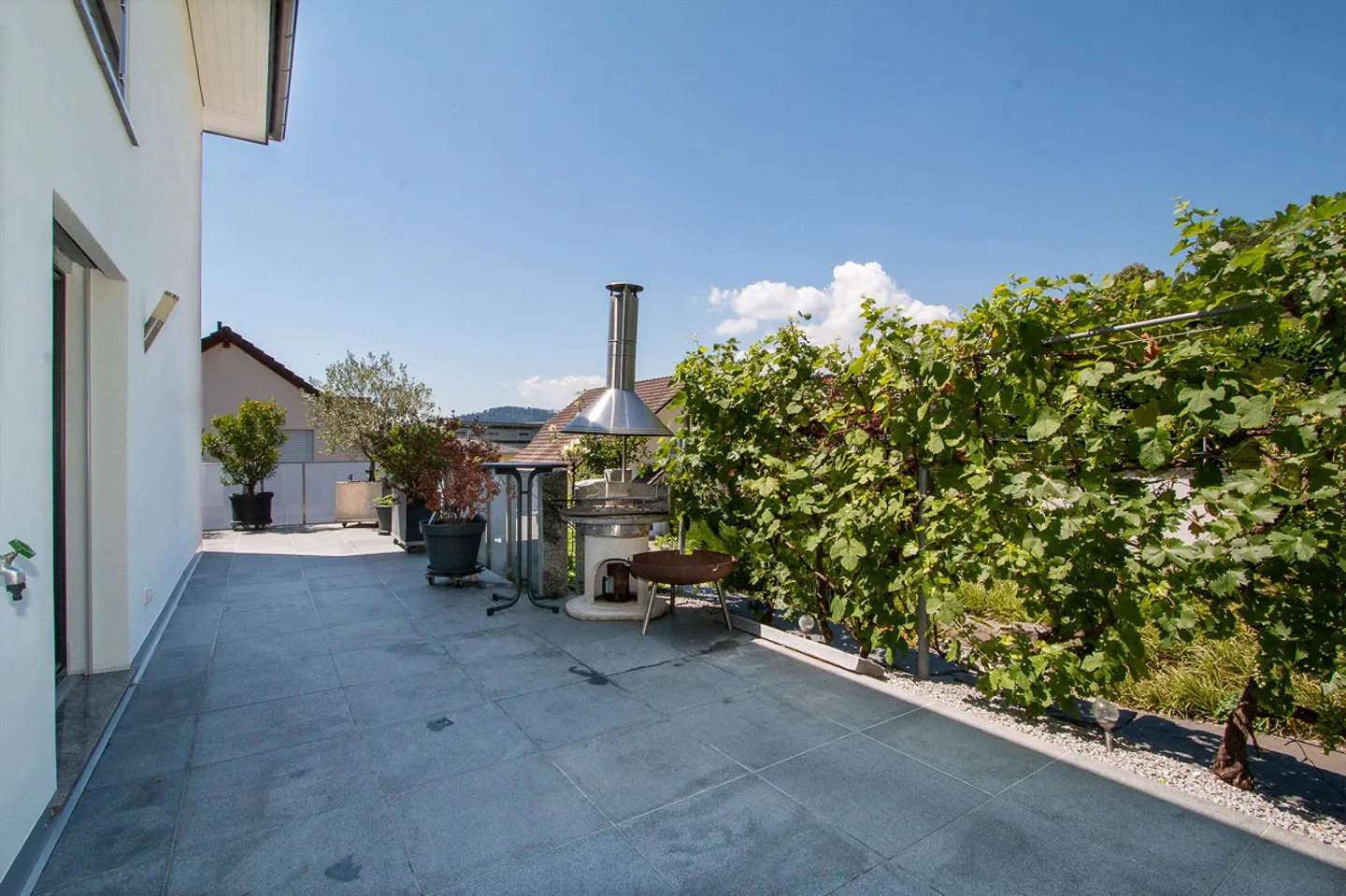 Ampia casa unifamiliare in una posizione tranquilla e soleggiata - Foto 13 di 22