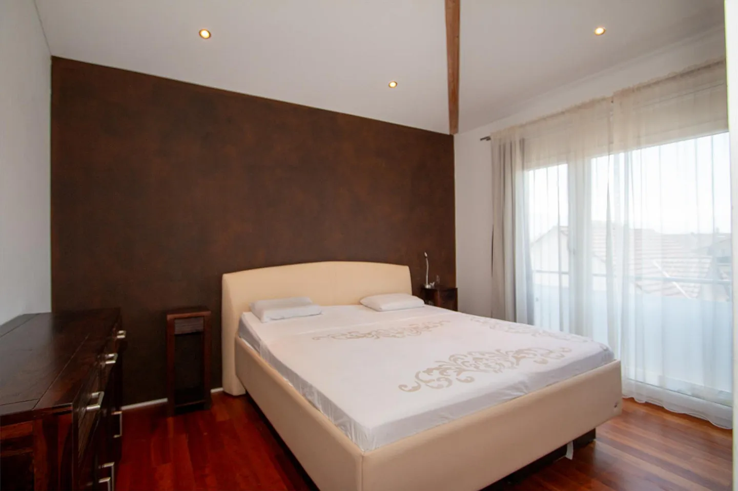 Ampia casa unifamiliare in una posizione tranquilla e soleggiata - Foto 18 di 22
